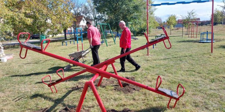 Mesna zajednica Jabuka uređuje dečja igrališta i park