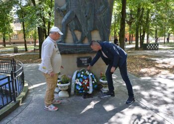 U Opovu položen venac na spomenik palim rodoljubima