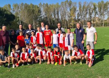 Fudbalski savez Srbije poklonio lopte i dresove fudbalerima u Omoljici i Banatskom Brestovcu