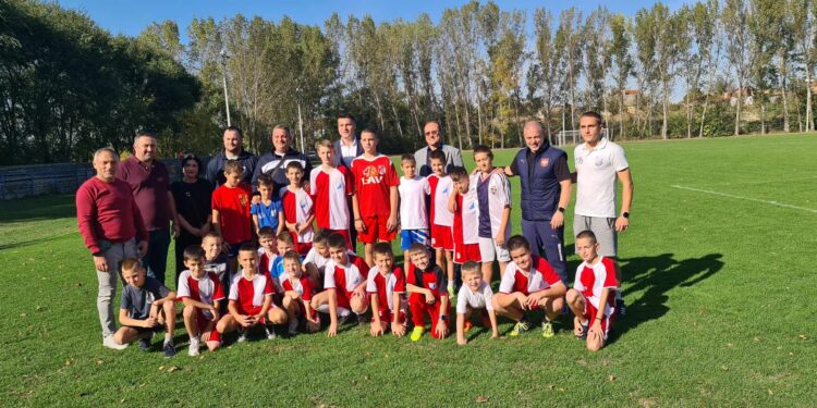 Fudbalski savez Srbije poklonio lopte i dresove fudbalerima u Omoljici i Banatskom Brestovcu