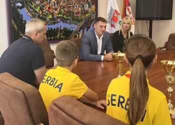 Gradonačelnik Pančeva primio đake iz Omoljice, evropske prvake u poznavanju saobraćaja