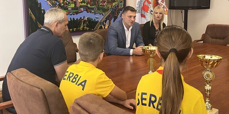 Gradonačelnik Pančeva primio đake iz Omoljice, evropske prvake u poznavanju saobraćaja