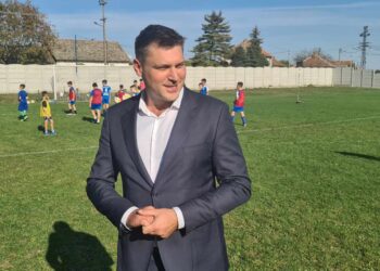 Fudbalski savez Srbije poklonio lopte i dresove fudbalerima u Omoljici i Banatskom Brestovcu