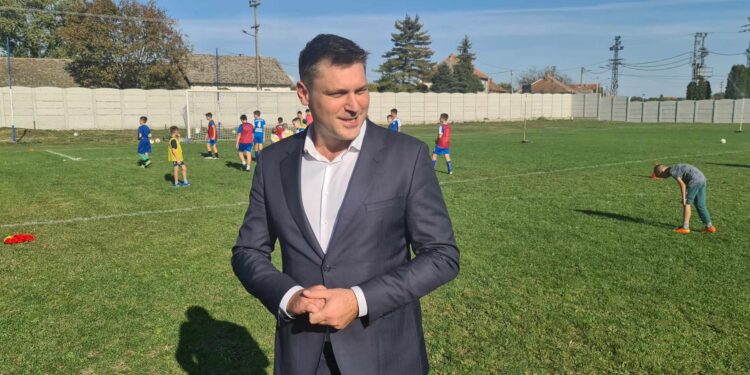 Fudbalski savez Srbije poklonio lopte i dresove fudbalerima u Omoljici i Banatskom Brestovcu