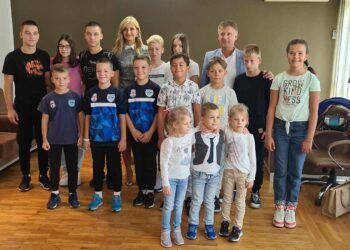 U Gradskoj upravi Pančevo organizovan prijem za porodice s trojkama