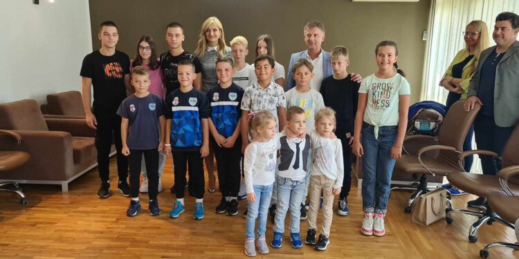 U Gradskoj upravi Pančevo organizovan prijem za porodice s trojkama