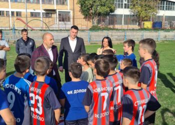 Dejan Santrač donirao dresove i lopte mladim fudbalerima u Dolovu