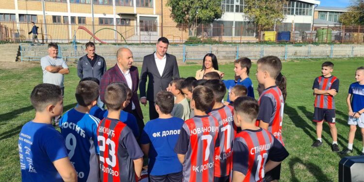 Dejan Santrač donirao dresove i lopte mladim fudbalerima u Dolovu