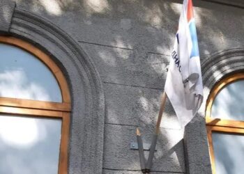 Kojim to državljanima Srbije smeta srpska zastava? SNS se oglasio povodom sramnog uništavanja državnih obeležja na objektu u Senti