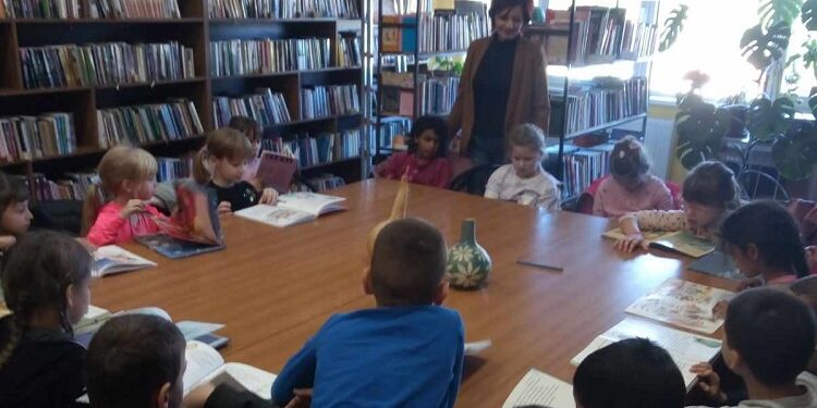 Čitalački čas u ogranku kovinske biblioteke u Gaju