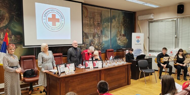 Dodeljena priznanja i plaketa višestrukim dobrovoljnim davaocima krvi