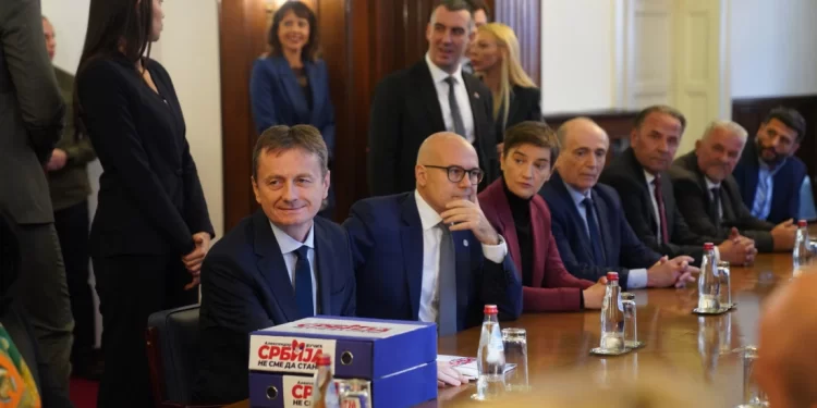 Vučević predao izbornu listu SNS: “Aleksandar Vučić – Srbija ne sme da stane” prikupila 92.637 potpisa podrške