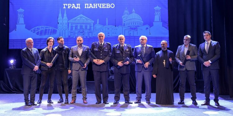 Grad Pančevo uručio Novembarske nagrade (FOTO)