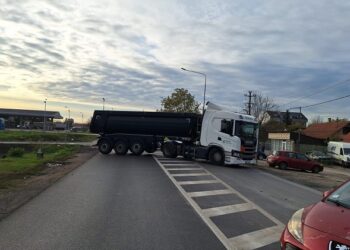 Obećano-učinjeno: Paori koji blokiraju put u Bavaništu blokirani kamionima