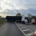 Obećano-učinjeno: Paori koji blokiraju put u Bavaništu blokirani kamionima