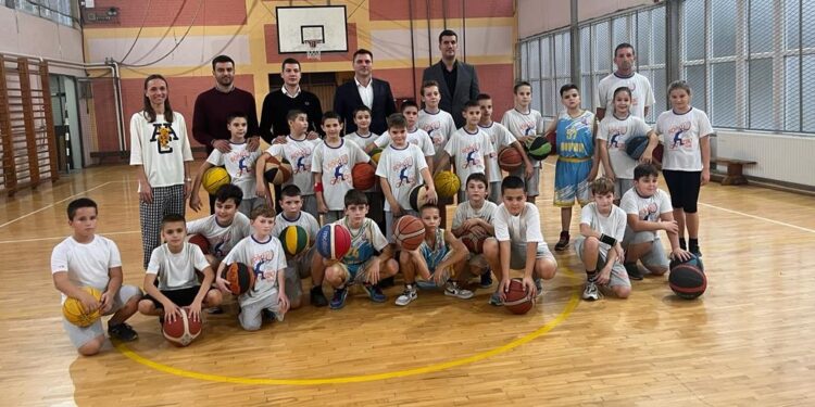 Kešelj i Stevanović posetili klubove u Jabuci i Starčevu