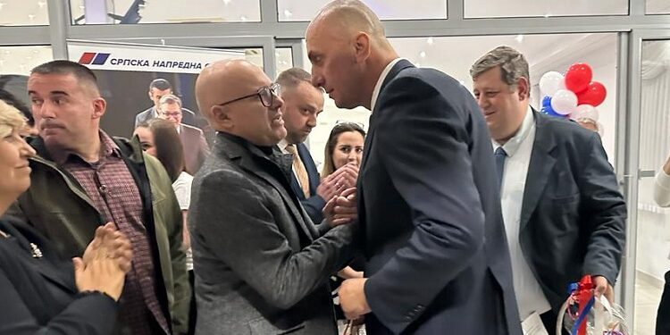 Predsednik Srpske napredne stranke Miloš Vučević posetio Naprednjake u Kovačici