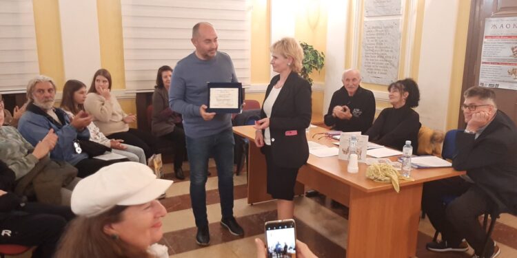 U Kačarevu održano prvo veče humora i satire „Mala žaoka“