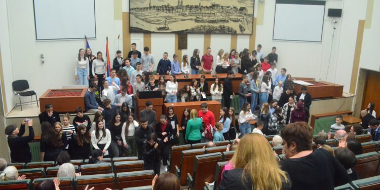 Grad Pančevo nagradio 123 učenika koji su postigli izuzetne rezultate na republičkim i međunarodnim takmičenjima