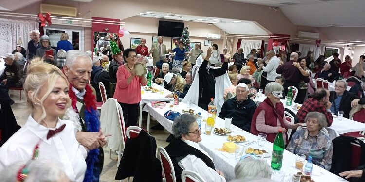 I treće doba može biti zabavno: Novogodišnji maskenbal u Gerontološkom centru Pančevo