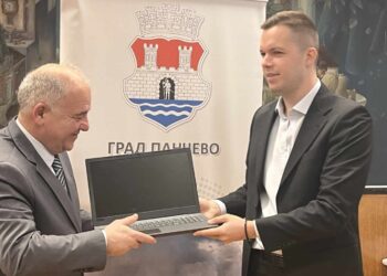Poseta državnog sekretara Đorđa Dabića i donacija Gradu Pančevu u vidu 20 laptop računara