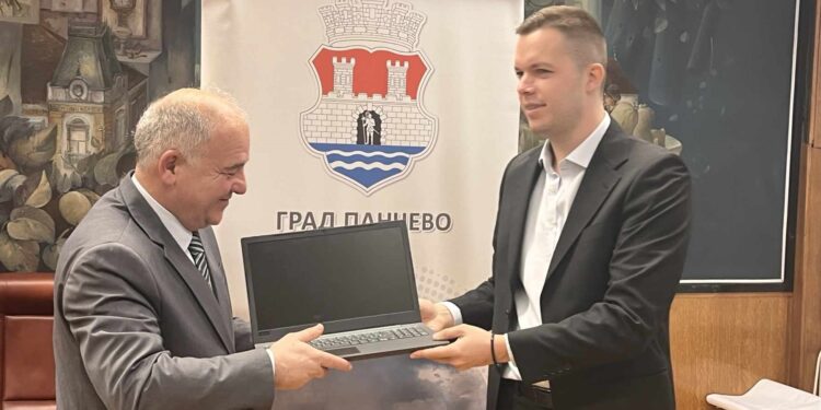 Poseta državnog sekretara Đorđa Dabića i donacija Gradu Pančevu u vidu 20 laptop računara