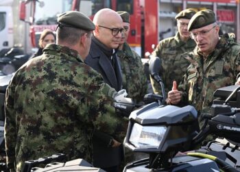 Ministar Vučević posetio kasarnu u Pančevu