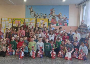 Deci u Jabuci Deda Mraz uručio novogodišnje paketiće