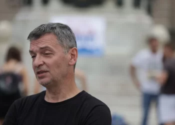Došao i glavni nasilnik! Ćuta blokira saobraćaj u Birčaninovoj!