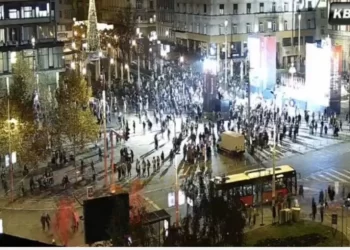 Cirkus opozicije na Trgu Republike: Kada je video koliko ljudi se pojavilo, Đilas morao da se sakrije i to na sopstvenom mitingu (FOTO)