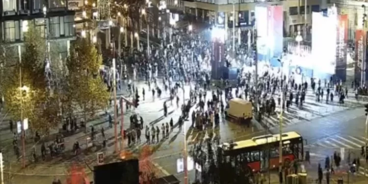 Cirkus opozicije na Trgu Republike: Kada je video koliko ljudi se pojavilo, Đilas morao da se sakrije i to na sopstvenom mitingu (FOTO)
