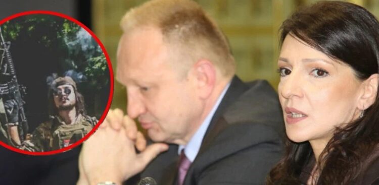 Đilasov pulen „protiv nasilja“, a u rukama automatska puška i pištolj, čitav arsenal oružja: Voleo bi da ove fotografije nestanu, ali…