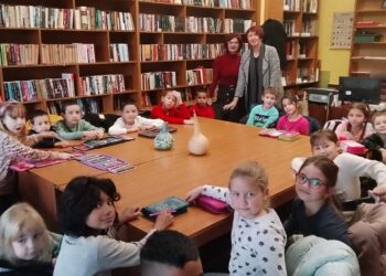 Praznička atmosfera u ograncima kovinske biblioteke