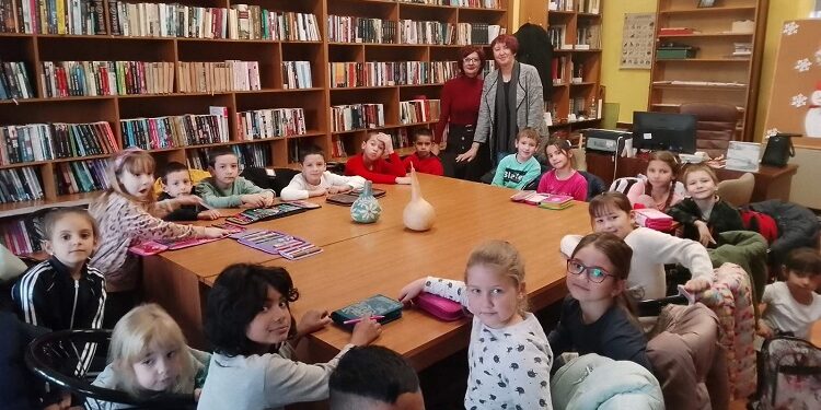 Praznička atmosfera u ograncima kovinske biblioteke