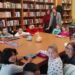 Praznička atmosfera u ograncima kovinske biblioteke