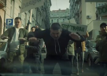 Kako funkcioniše medijska propaganda opozicije u Srbiji – novi politički spot SNS ogolio šemu (VIDEO)