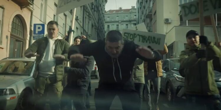 Kako funkcioniše medijska propaganda opozicije u Srbiji – novi politički spot SNS ogolio šemu (VIDEO)