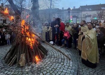 Gradonačelnik Pančeva prisustvovao paljenju badnjaka u Hramu Uspenja Presvete Bogorodice