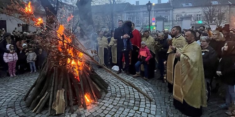 Gradonačelnik Pančeva prisustvovao paljenju badnjaka u Hramu Uspenja Presvete Bogorodice