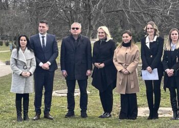 Stevanović, Kisić i Škodrić posadili ruže u znak podrške obolelima od cistične fibroze