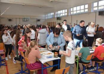 Nastavnici, učenici i njihovi roditelji, organizovali humanitarni bazar u Sakulama
