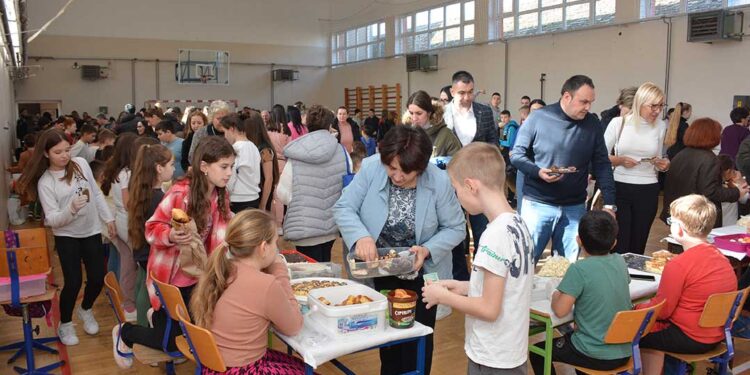 Nastavnici, učenici i njihovi roditelji, organizovali humanitarni bazar u Sakulama