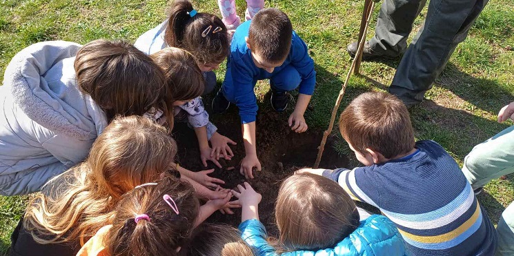 Deca u Pančevu Svetski dan šuma provela sadeći drveće sa radnicima ŠG „Banat“