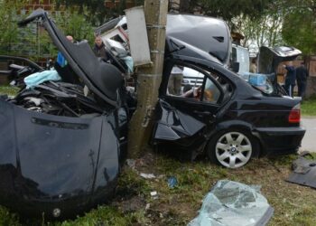 Glas Opova u Barandi: Vozač povređen, BMW se obmotao oko betonske bandere