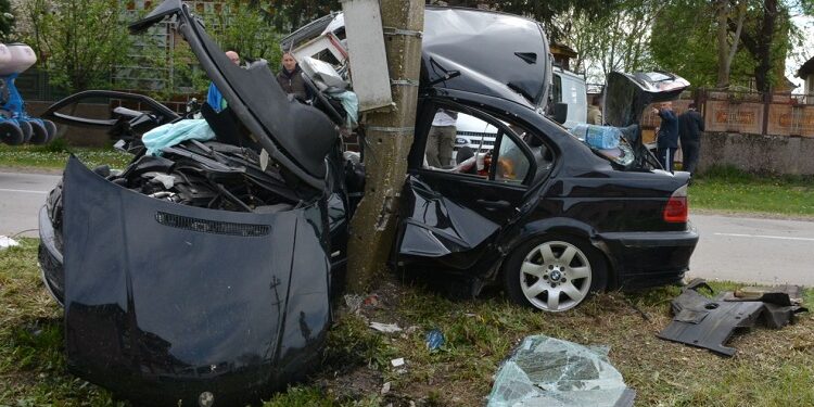 Glas Opova u Barandi: Vozač povređen, BMW se obmotao oko betonske bandere