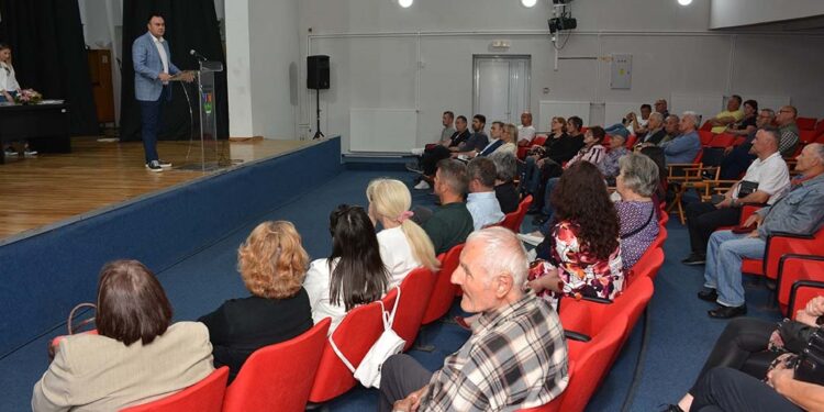 Program energetske efikasnosti sanacije porodičnih kuća i stanova: Uručeni ugovori korisnicima projekta u opštini Opovo