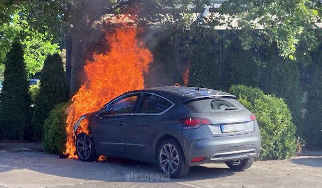 Zapalio se automobil u Opovu (VIDEO)