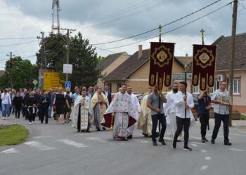 Svetonikoljska litija na centralnim ulicama Opova