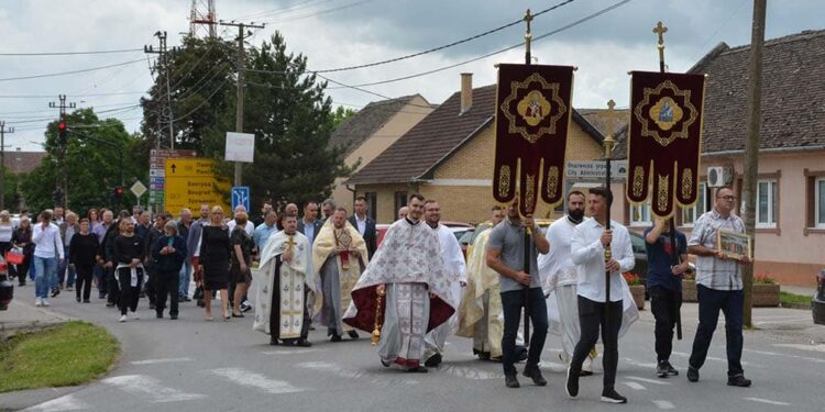 Svetonikoljska litija na centralnim ulicama Opova