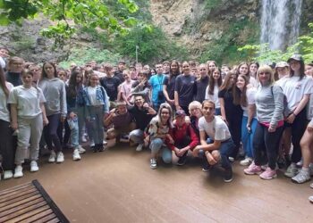 Grad Pančevo ekskurzijom i knjigama nagradio najbolje maturante osnovnih škola